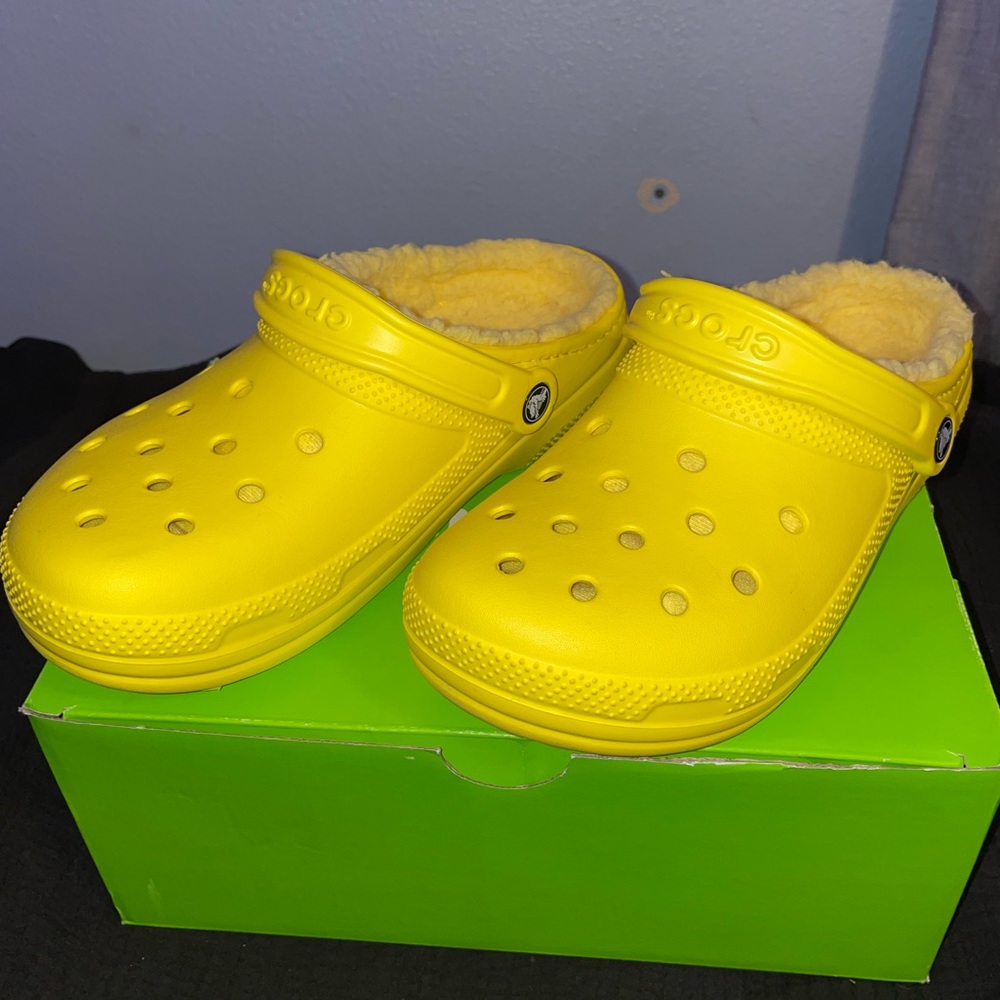 yellow lined crocs